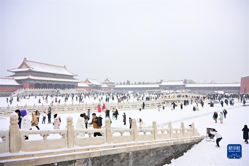 Kutazama na kufurahia mandhari nzuri ya theluji katika Kasri la Ufalme la Beijing, China