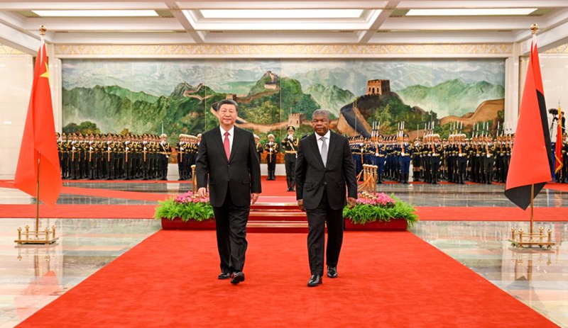 Rais Xi Jinping wa China akifanya hafla ya kumkaribisha Rais wa Jamhuri ya Angola Joao Lourenco katika Ukumbi wa Kaskazini wa Jumba la Mikutano ya Umma la Beijing kabla ya mazungumzo yao mjini Beijing, China, Machi 15, 2024. (Xinhua/Li Xueren)