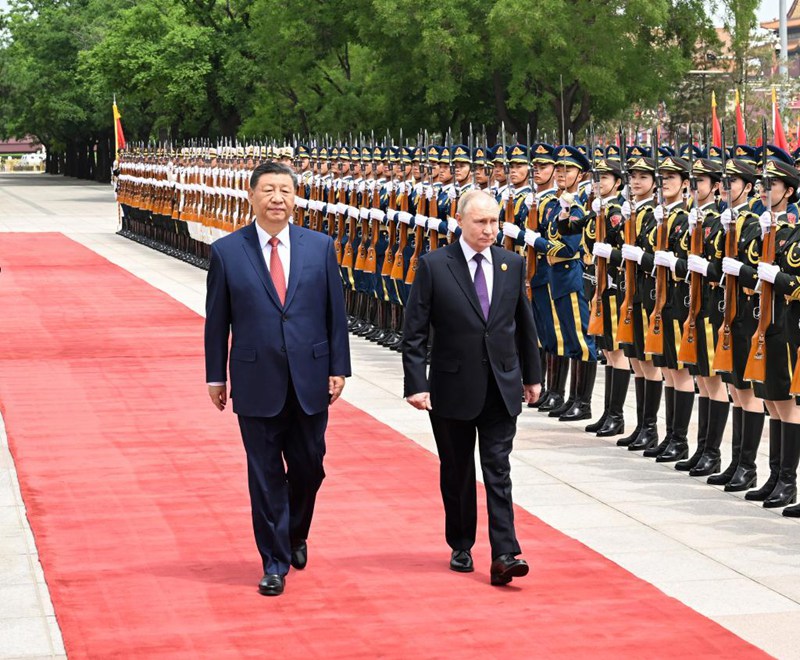 Rais Xi Jinping wa China akipeana mkono na Rais wa Russia Vladimir Putin kwenye uwanja ulio nje ya lango la mashariki la Jumba la Mikutano ya Umma  la Beijing, China, Mei 16, 2024. (Xinhua/Ju Peng)