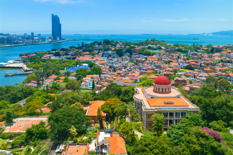 Jengo la Bagualou liko katika sehemu ya kaskazini-mashariki ya Mlima Bijia, kaskazini-mashariki mwa Kisiwa cha Gulangyu,  ambapo likitazamana na Bandari ya Xiamen, China. (Picha na Xu Qiuheng)