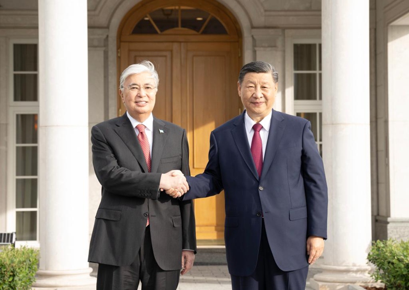 Rais Xi Jinping wa China akipeana mkono na Rais wa Kazakhstan Kassym-Jomart Tokayev, Julai 2, 2024. (Xinhua/Xie Huanchi)