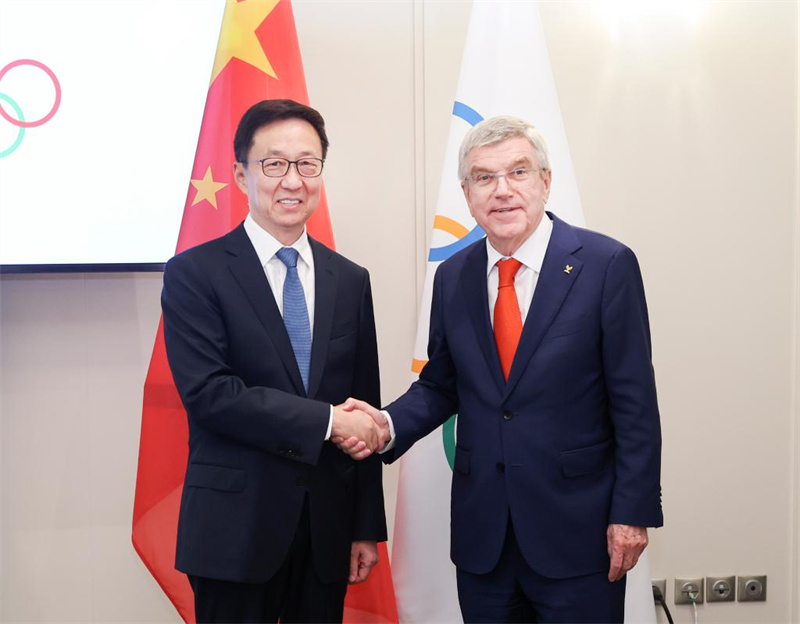 Makamu Rais wa China Han Zheng, ambaye pia ni mwakilishi maalum wa Rais Xi Jinping wa China, akikutana na Rais wa Kamati ya Kimataifa ya Olimpiki (IOC), Thomas Bach mjini Paris, Ufaransa, Julai 27, 2024. (Xinhua/Pang Xinglei)