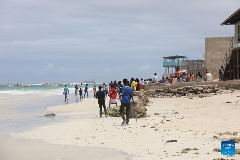 Picha hii iliyopigwa Agosti 3, 2024 ikionyesha eneo la ufukwe karibu na hoteli ya Lido Beach huko Mogadishu, mji mkuu wa Somalia. (Picha na Hassan Bashi/Xinhua)