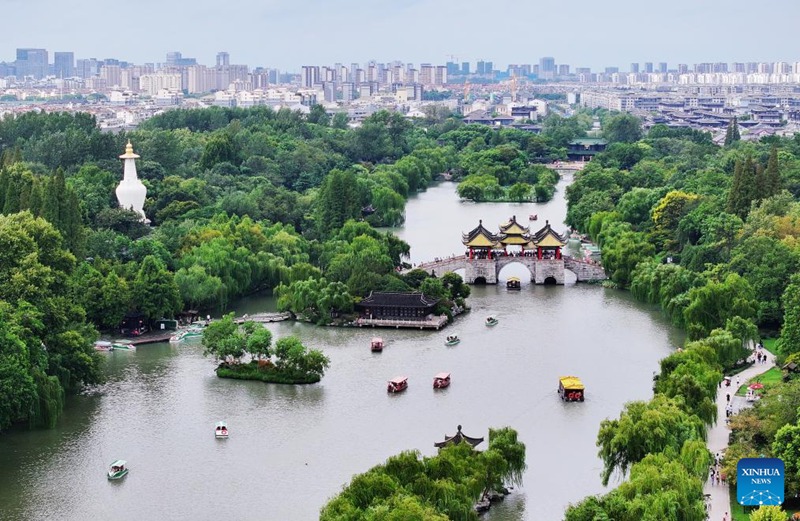 Picha ya droni ikionyesha watalii wakitembelea eneo la kivutio cha watalii la Ziwa Slender Magharibi huko Yangzhou, Mkoa wa Jiangsu, Mashariki mwa China, Septemba 17, 2024. (Picha na Meng Delong/Xinhua)