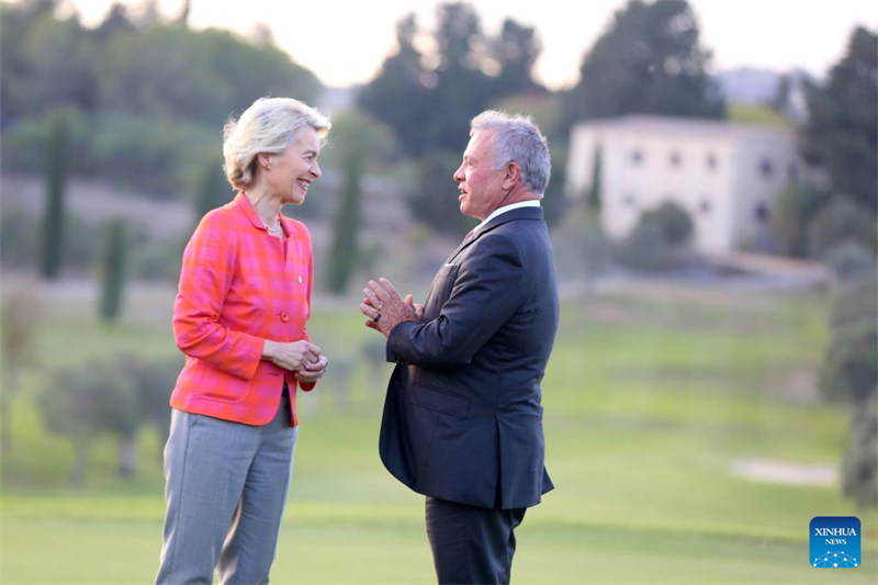 Mfalme Abdullah II (Kulia) wa Jordan akizungumza na Rais wa Kamisheni ya Ulaya Ursula von der Leyen kwenye Mkutano wa Kilele wa Med9 mjini Paphos, Cyprus, Oktoba 11, 2024. (Picha na George Christophorou/Xinhua)