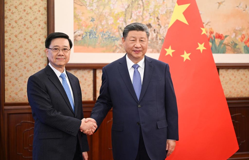 Rais Xi Jinping akikutana na Ofisa Mtendaji Mkuu wa Mkoa wa Utawala Maalum wa Hong Kong (HKSAR) John Lee, ambaye alikuwa  kwenye ziara ya kikazi  katika mji mkuu Beijing wa China, Desemba 13, 2024. (Xinhua/Li Xueren)